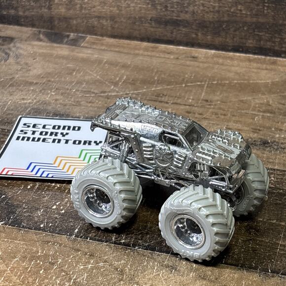 MONSTER JAM MONSTER TRUCK 1:64 MAX D SILVER 25TH ANNIVERSARY - Picture 1 of 6